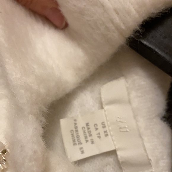Beautiful soft fluffy white H&M sweater top - Picture 7 of 8